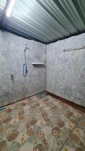 een kamer met een douche en een tegelvloer bij บ้านแม่ in Ban Nam Tok Mae Klang