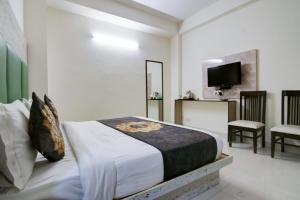 Postel nebo postele na pokoji v ubytování Hotel HSP Suites At Delhi Airport