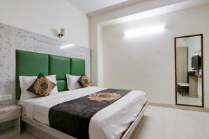 Postel nebo postele na pokoji v ubytování Hotel HSP Suites At Delhi Airport