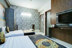 Postel nebo postele na pokoji v ubytování Hotel HSP Suites At Delhi Airport