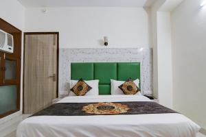 Postel nebo postele na pokoji v ubytování Hotel HSP Suites At Delhi Airport