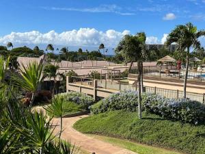 um parque com flores e árvores e um caminho em Maui El Dorado Kaanapali Beach Studio- G204 em Kahana