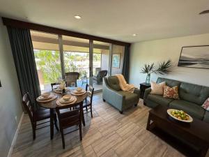 uma sala de estar com um sofá e uma mesa em Maui El Dorado Kaanapali Beach Studio- G204 em Kahana