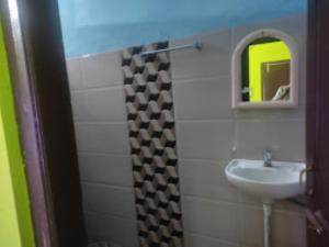 bagno con lavandino e specchio di Hotel Dirang Buddha Dirang a Dirang Dzong