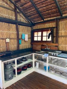プライア・ド・トフォにあるParadise Dunesのキッチン(オープン冷蔵庫、シンク付)