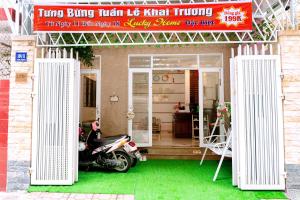 motocykl zaparkowany przed małym domem w obiekcie LUCKY HOME w mieście Nha Trang