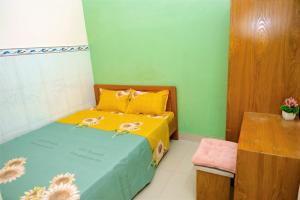 Kleines Zimmer mit einem Bett in Gelb und Blau in der Unterkunft LUCKY HOME in Nha Trang