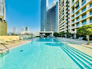 Bazén v ubytování Lux Furnished, Walk to Dxb Mall at Burj Royale nebo v jeho okolí