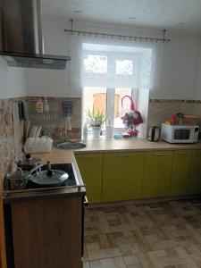 Köök või kööginurk majutusasutuses Dzīvoklis Tukuma centrā