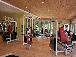 un gimnasio con varias cintas de correr y sillas en una habitación en 3 Bed in Ledbury 77378 