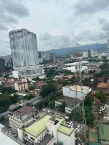 uma vista aérea de uma cidade com um edifício alto em Mabolo Garden Flats em Cebu