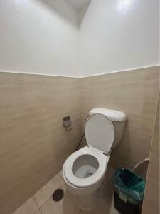 uma casa de banho com um WC branco num quarto em Mabolo Garden Flats em Cebu