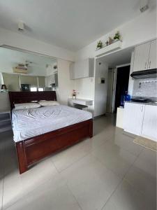 um quarto com uma cama grande e uma cozinha em Mabolo Garden Flats em Cebu