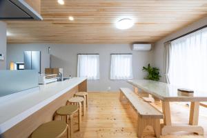 福岡市にあるHinoki houseのキッチン、ダイニングルーム(木製のテーブルと椅子付)