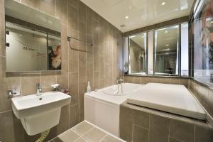 浦項的住宿－Pohang A1 Jukdo，带浴缸和盥洗盆的浴室