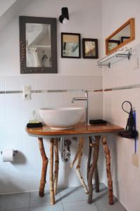 ein Badezimmer mit einem Waschbecken auf einem Holztisch in der Unterkunft Ferienhaus EMMA in Kleinern