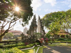 Zahrada ubytování Nusa Dua Beach Hotel & Spa, Bali