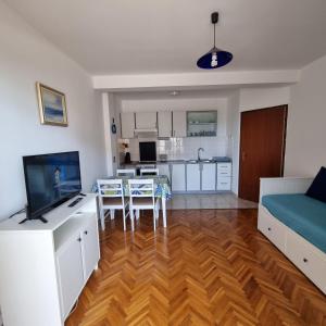 uma sala de estar com uma cozinha e uma sala de jantar em Apartman Surić em Novi Vinodolski