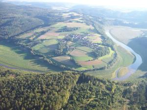 einen Luftblick auf einen Golfplatz neben einem Fluss in der Unterkunft Bauernhofpension Büchsenschütz in Harbshausen