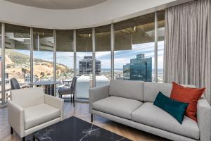 salon z kanapą i dużym oknem w obiekcie One Thibault Apartments by ITC Hospitality w Kapsztadzie