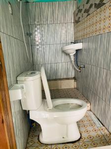 łazienka z toaletą i umywalką w obiekcie Ignite guest and apartment w mieście Rubavu