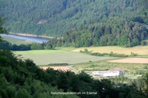 - Vistas a un valle con lago y árboles en Ferienwohnung Hamel, en Kirchlotheim
