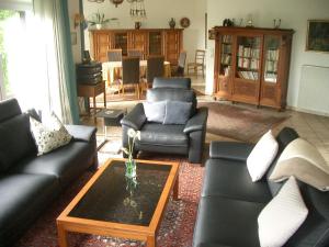 een woonkamer met zwarte banken en een salontafel bij Ferienwohnung Burgblick in Waldeck