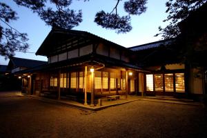 新泻Koshi no yado Takashimaya的夜间有灯的建筑
