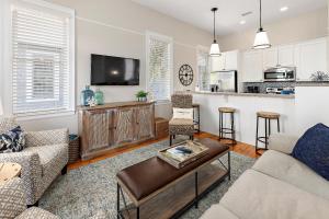 sala de estar con sofá y mesa en Magnolia Cottage, en Saint Simons Island