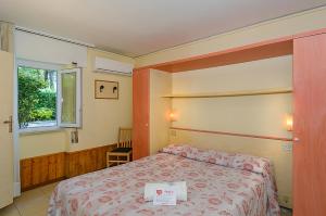 Un dormitorio con una cama con un cartel. en Storyville Simple Stay, en Cinquale