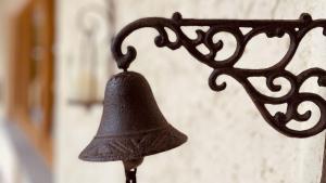 a bell hanging from a metal pole at Ferienwohnung Wald & See in Bringhausen