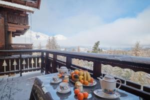 a tray of fruit on a table on a balcony at Le chalet Céline in Le Dévoluy