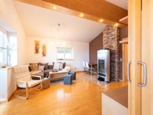 sala de estar con sofá y chimenea en Exclusive panoramic apartment in Niedernsill, en Niedernsill
