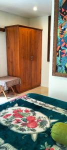 Habitación con cama, tocador y alfombra. en Villa Biyu Siyu, en Ubud