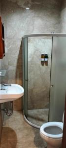 y baño con ducha, aseo y lavamanos. en Villa Biyu Siyu, en Ubud