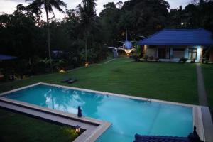 una vista aérea de una casa con piscina en Villa Biyu Siyu, en Ubud