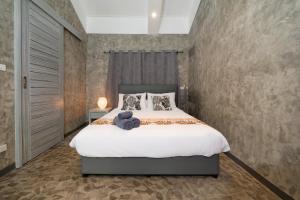 Postel nebo postele na pokoji v ubytování Sanook dream villas Nai Harn Beach