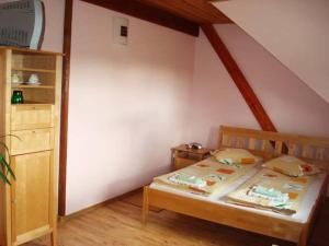 Dormitorio pequeño con cama y estante en Sanders Motel en Smārde