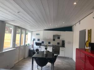 une cuisine avec une table et une salle à manger dans l'établissement Lodge des pins au coeur de la forêt d'Olonne, à Olonne-sur-Mer