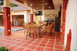 een patio met een tafel en stoelen en een keuken bij Terraza de Mari in Amadeo
