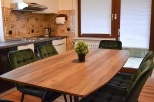 - une table en bois dans une cuisine avec une plante en pot dans l'établissement Ferienwohnung Sonnenglück, à Bad Peterstal-Griesbach