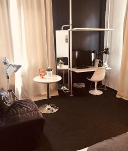 um quarto com um computador e uma secretária com um monitor em beans parc hotel jade em Wilhelmshaven