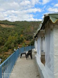 Nespecifikovaný výhled na hory nebo výhled na hory při pohledu z luxury tent