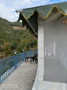 Nespecifikovaný výhled na hory nebo výhled na hory při pohledu z luxury tent