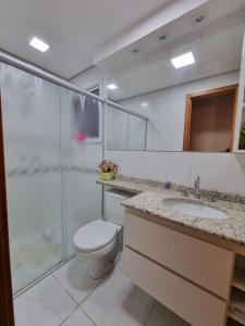 e bagno con doccia, servizi igienici e lavandino. di Apto 222 ótima localização a São Roque