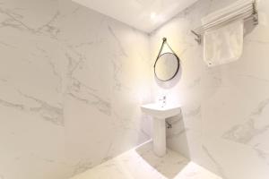 A bathroom at HOUND HOTEL sasang branch