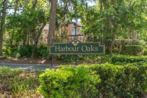 ein Schild für Hafenoaks vor einem Haus in der Unterkunft Harbour Oaks 604 in Saint Simons Island