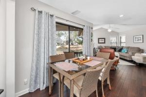 comedor y sala de estar con mesa y sillas en Harbour Oaks 606, en Saint Simons Island