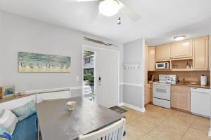 A kitchen or kitchenette at Turtle Cove