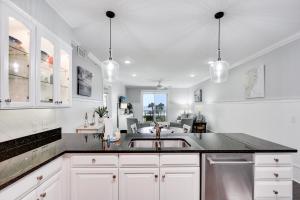 Η κουζίνα ή μικρή κουζίνα στο 760 Ocean Blvd. #203